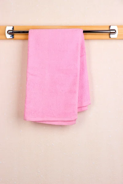 Üzerinde enine odasında banyo havlusu — Stok fotoğraf