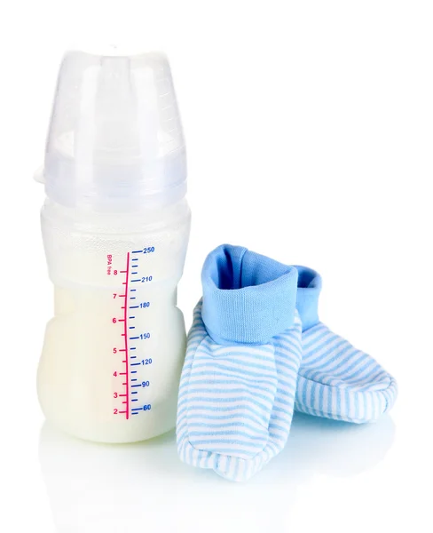 Botella para leche de fórmula con botines aislados en blanco — Foto de Stock