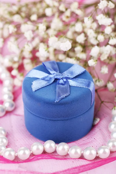 Обручальное кольцо на розовой ткани — стоковое фото