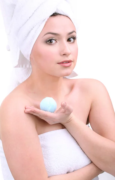 Красивая молодая женщина с ароматным мылом изолированы на белом — стоковое фото