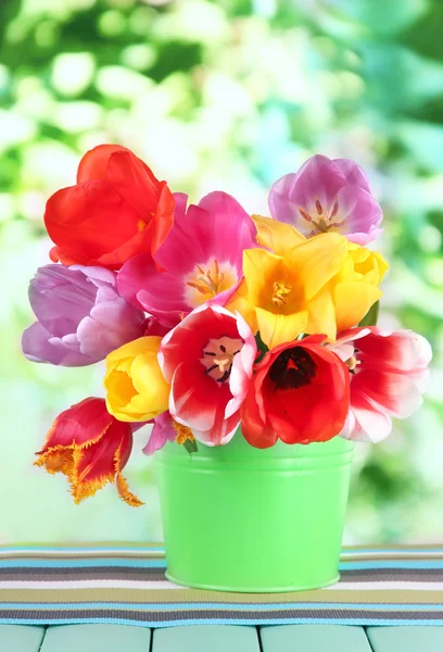 Belas tulipas em buquê na mesa em fundo brilhante — Fotografia de Stock