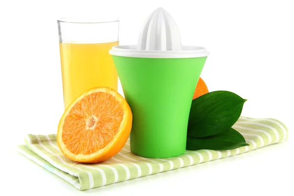 Citruspress, glas juice och mogna apelsiner, isolerad på vit — Stockfoto