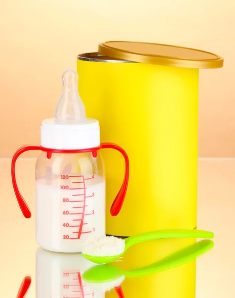 Şişe süt ve gıda bej renkli arka plan üzerinde bebekler için — Stok fotoğraf
