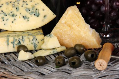 şarap, peynir ve hasır tepsi yakın çekim üzümleri rafine natürmort