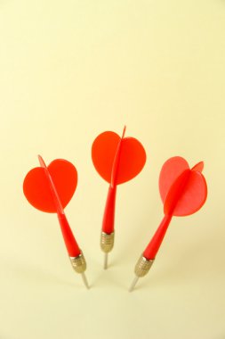 bej renkli arka plan üzerinde Dart