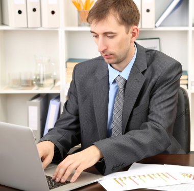 onun işyerinde ofiste genç işadamı