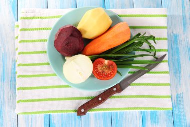 peçete üzerinde plaka üzerinde soyulmuş sebze