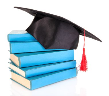 grad şapka ile üzerine beyaz izole kitap