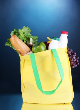 koyu mavi arka plan üzerinde alışveriş eco poşet