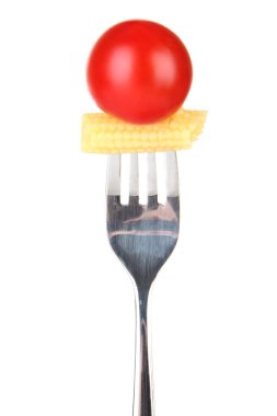 Bebek Mısır ve kiraz domates üzerinde beyaz izole çatal, yapıştırma