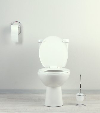 Banyodaki beyaz klozet.