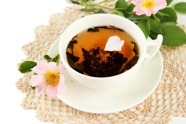 bitkisel çay ile üzerine beyaz izole hip gül çiçek