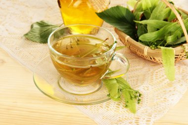 Cam bardak çay ıhlamur üzerinde ahşap masa yakın çekim ile