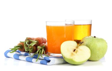 suyu, elma ve havuç üzerine beyaz izole, gözlük