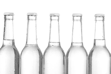 Su şişeleri beyaz üzerine izole