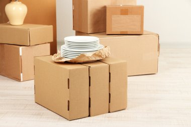 boş odada yere hareket kutuları