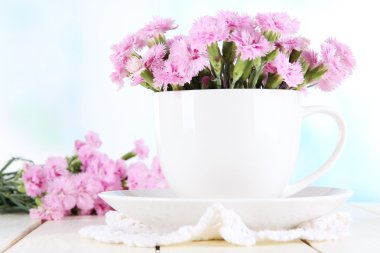 birçok küçük pembe karanfil Kupası penceresi arka plan üzerinde ahşap tablo