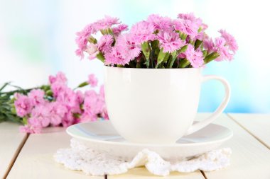 birçok küçük pembe karanfil Kupası penceresi arka plan üzerinde ahşap tablo