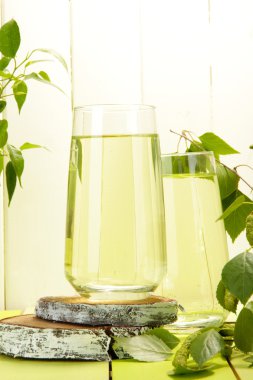 Huş ağacı sap yeşil ahşap masa üzerinde bardak