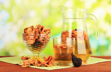 karışık kuru meyve vazo ve doğal zemin üzerine ahşap masa üzerinde kurutulmuş meyve kompostosu