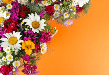 Turuncu zemin üzerine güzel parlak çiçekler