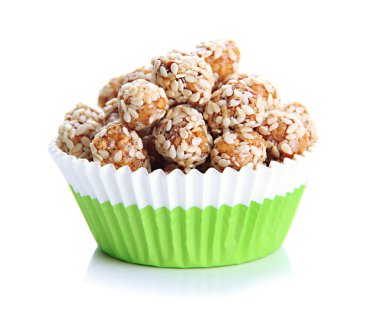 Susam ve karamel, üzerinde beyaz izole lezzetli fıstık