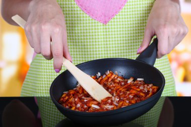 elleri kızarmış soğan ve havuç mutfakta tavada domates ile pişirme