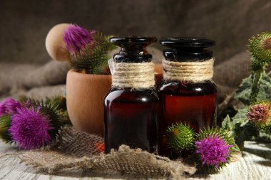 ilaç şişeleri ve harç ile thistle çiçek