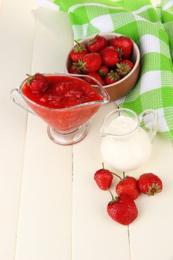 peçeteye renk ahşap arka plan üzerinde ev yapımı çilek reçeli