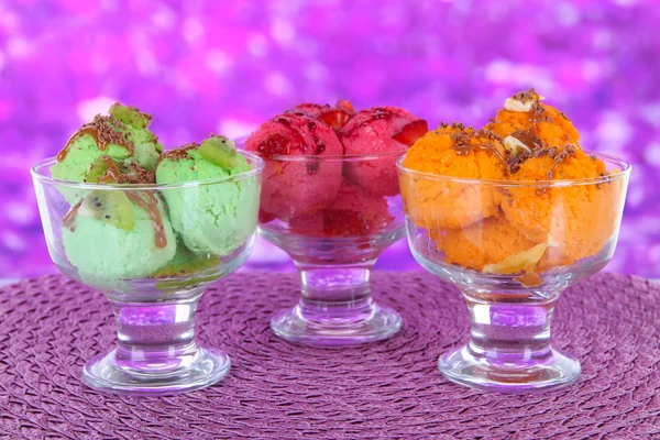 Вкусное мороженое на столе на ярком фоне — стоковое фото