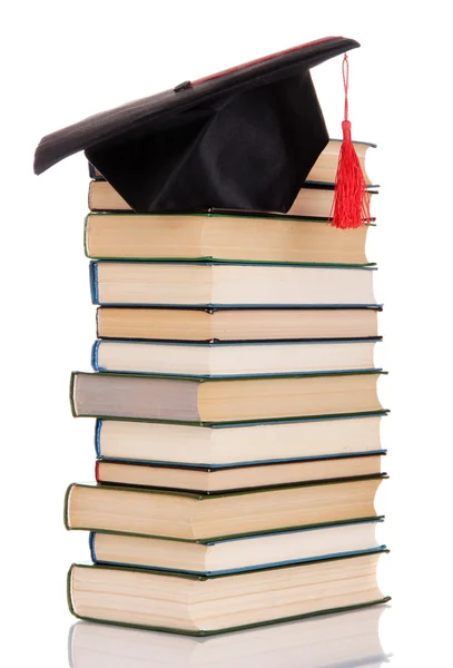 Sombrero de graduación con libros aislados en blanco —  Fotos de Stock