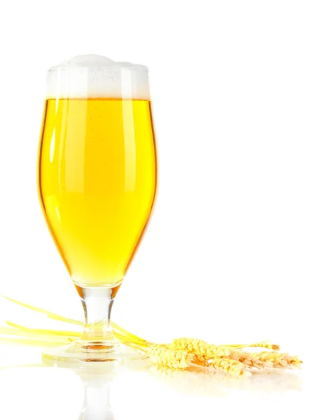 Il vetro di birra con punta lascia su sfondo giallo chiaro — Foto Stock