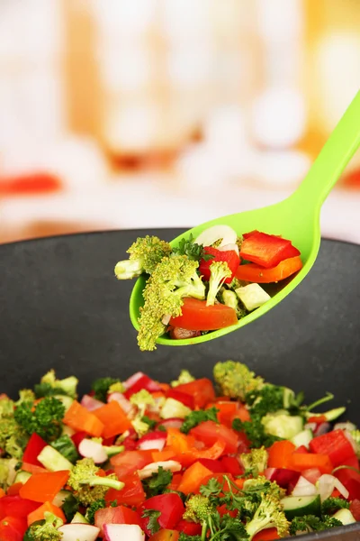 Vegetabiliska ragu i wok, på ljus bakgrund — Stockfoto