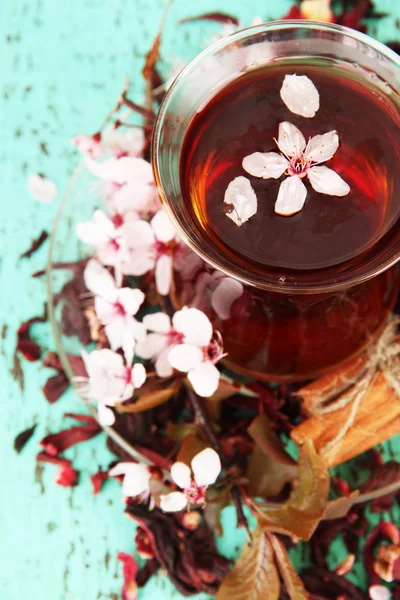 Örtte i glas cup, på färg trä bakgrund — Stockfoto