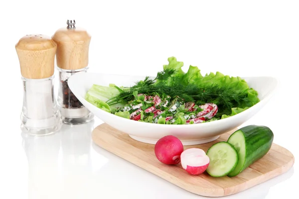 Vitamine plantaardige salade in plaat geïsoleerd op wit — Stockfoto