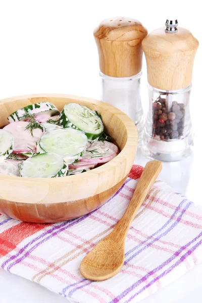 Витаминный овощной салат в деревянной чаше, изолированный на белом — стоковое фото