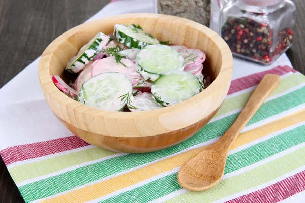 Vitamin vegetable salad in wooden bowl on wooden table close-up — Stock Photo, Image