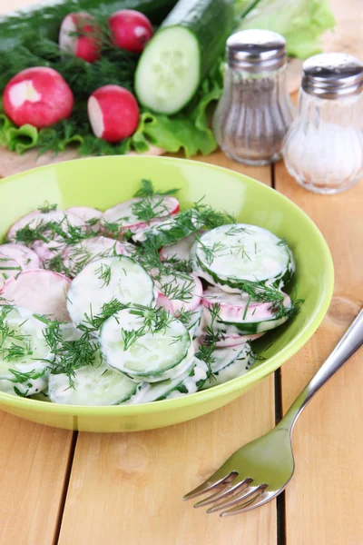 Vitamin vegetable salad in bowl on wooden table close-up — Stock Photo, Image