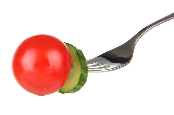 Körsbär tomat och gurka skiva klibba på gaffeln, isolerad på vit — Stockfoto