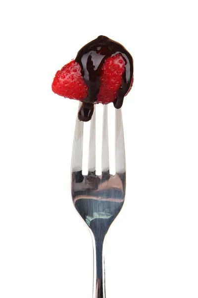 Fragola con cioccolato sulla forchetta, isolata su bianco — Foto Stock