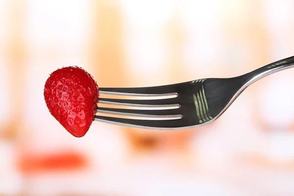 草莓上叉子，在明亮的背景上 — 图库照片