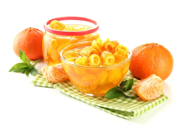 Mermelada de naranja con ralladura y mandarinas, aislada sobre blanco — Foto de Stock