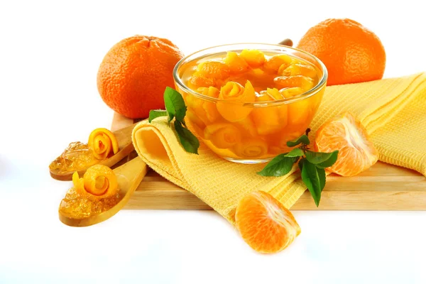 Orangenmarmelade mit Schale und Mandarinen auf Holztisch, isoliert auf weiß — Stockfoto