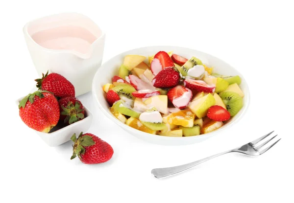 有用的水果沙拉的新鲜水果和浆果在碗上白色隔离 — 图库照片