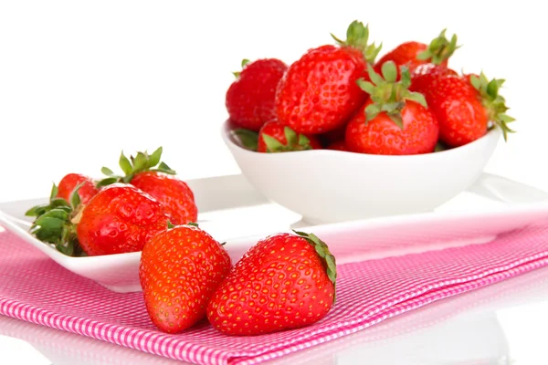 Fresa fresca en un tazón aislado en blanco — Foto de Stock
