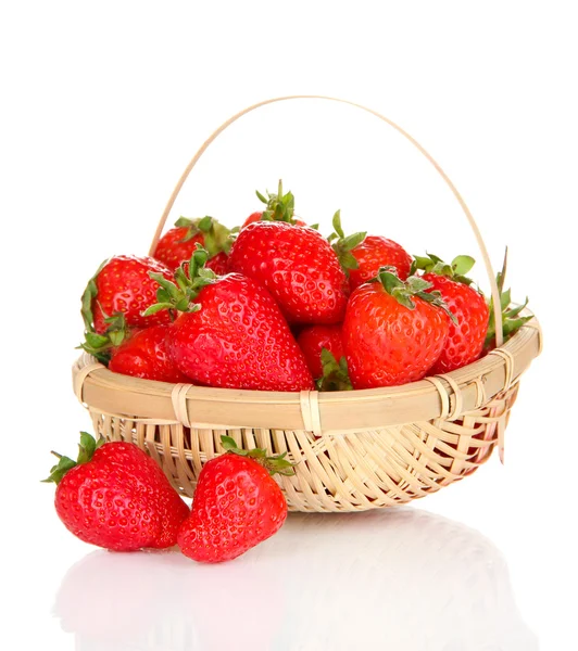 Verse aardbeien in rieten mand geïsoleerd op wit — Stockfoto