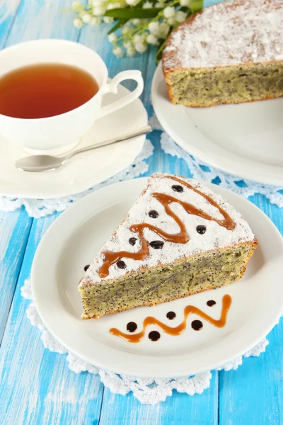 Delicious poppy seed cake with cup of tea on table close-up — Stock Photo, Image