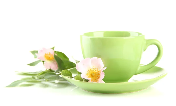 Tasse Kräutertee mit hippen Rosenblüten, isoliert auf weiß — Stockfoto