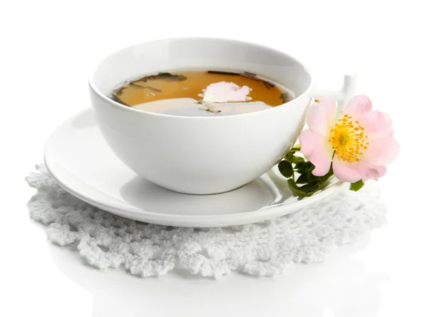 白で隔離され、股関節のバラ花でハーブのお茶のカップ — ストック写真