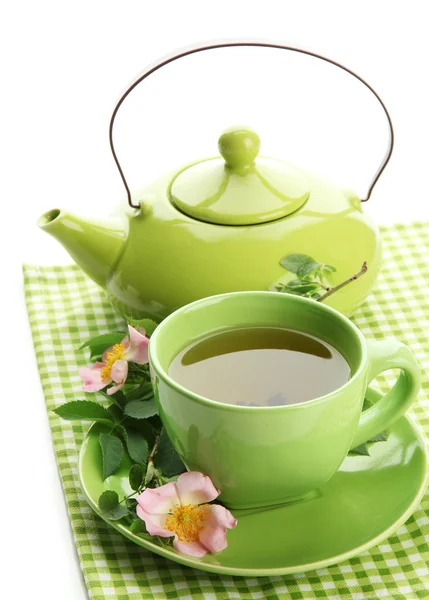 Taza y tetera de té de hierbas con flores de rosa de la cadera, aislado en blanco — Foto de Stock